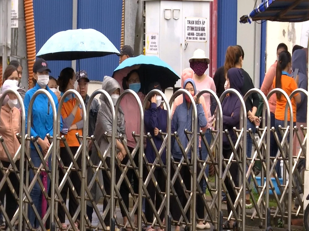 Công nhân tại công ty SSLV Đà Nẵng đứng chặn cổng. Ảnh: NGÔ QUANG