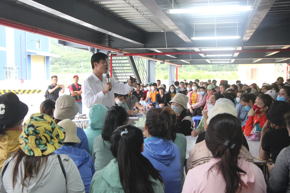 Đại diện sở LĐ-TB&amp;XH đối thoại với người lao động tại công ty SSLV Đà Nẵng.Ảnh: NGÔ QUANG