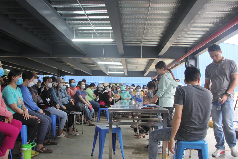 Ban giám đốc công ty SSLV đối thoại với công nhân. Ảnh: NGÔ QUANG