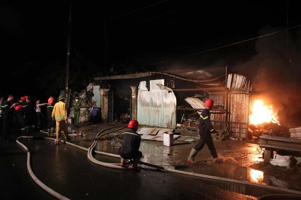 Hiện trường kho phế liệu bốc cháy.Ảnh: NGÔ QUANG