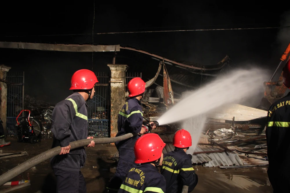 Lực lượng PCCC tiến hành dập lửa.Ảnh: NGÔ QUANG