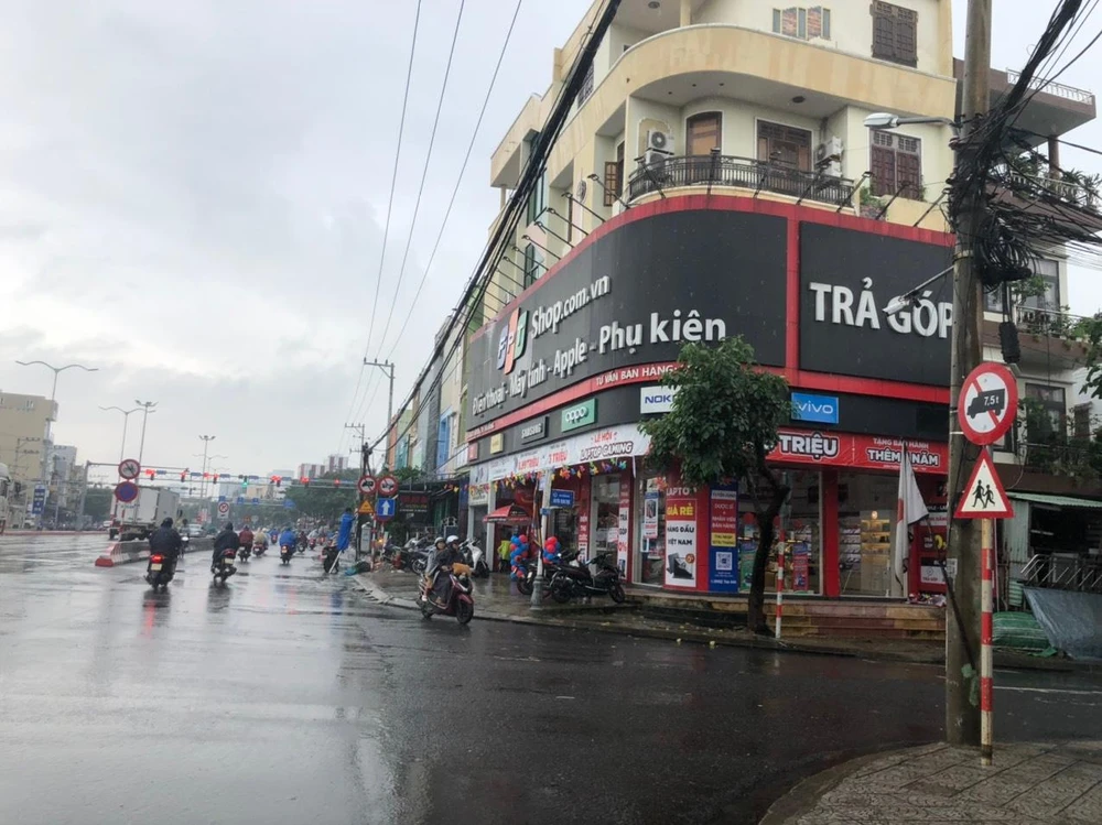 Cửa hàng bị trộm cắt khoá lẻn vào lấy tiền và hàng. Ảnh: NGÔ QUANG