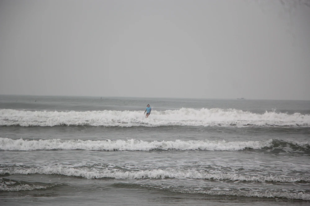 Các vận động viên rất hào hứng khi chinh phục các ngọn sóng tại bãi biển Đà Nẵng.Ảnh: NGÔ QUANG