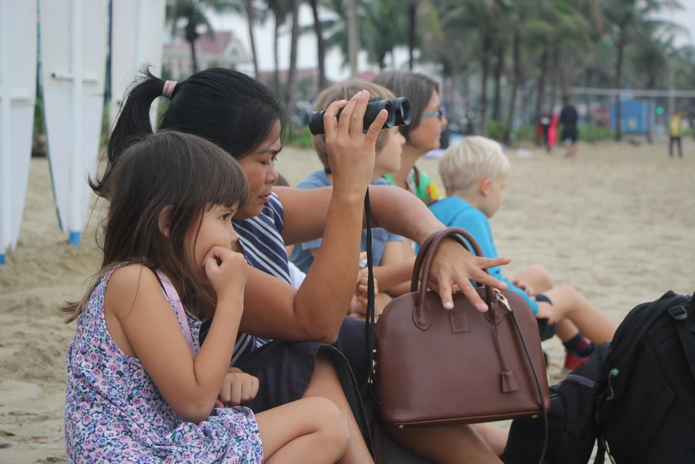 Rất đông du khách tập trung xem giải lướt sóng.Ảnh: NGÔ QUANG