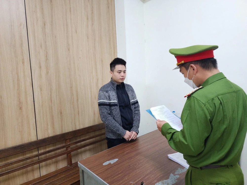 Công an quận Hải Châu bắt và di lý Vũ về Đà Nẵng để phục vụ điều tra.Ảnh: CA