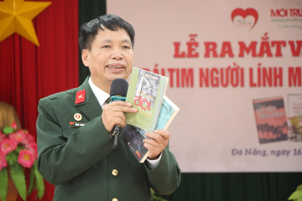 Nhà văn Đặng Vương Hưng - người biên soạn hai quyển nhật ký. Ảnh: NGÔ QUANG