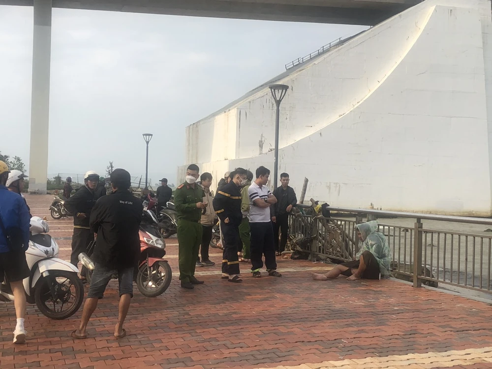 Anh H được đưa vào bờ an toàn.Ảnh: CA Anh H được đưa vào bờ an toàn.Ảnh: CA