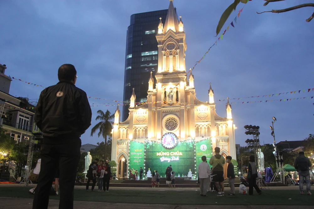 Lễ Giáng sinh, đón năm mới là một dịp lễ quan trọng của người Công giáo. Nhà thờ Con Gà được trang hoàng rực rỡ với nhiều ánh đèn rực rỡ đầy sắc màu.Ảnh: NGÔ QUANG