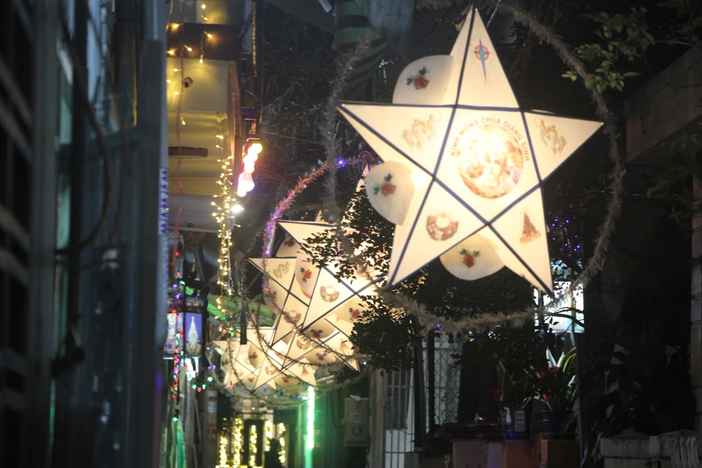 Các kiệt, hẻm trên đường Trần Cao Vân cũng được trang trí nhiều ánh đèn rực rỡ.