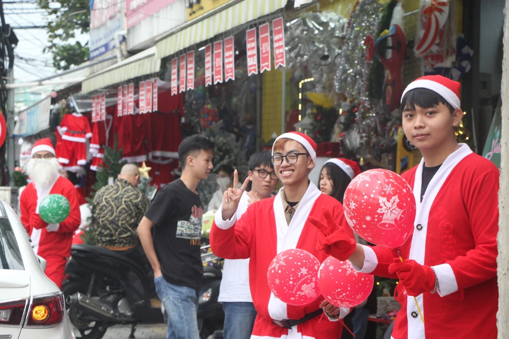 Giá các loại phụ kiện trang trí cao hơn năm trước khoảng 10-15% và số lượng hàng nhập về cũng ít hơn mọi năm.