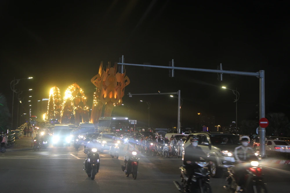 Người dân đổ xô ra đường đi chơi Noel.Ảnh: NGÔ QUANG