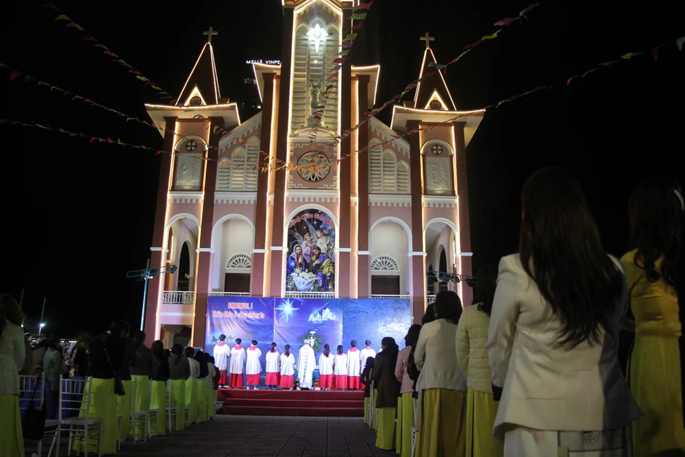 Hàng trăm người đang tập trung làm lễ tại giáo xứ An Hải, quận Sơn Trà, Đà Nẵng.