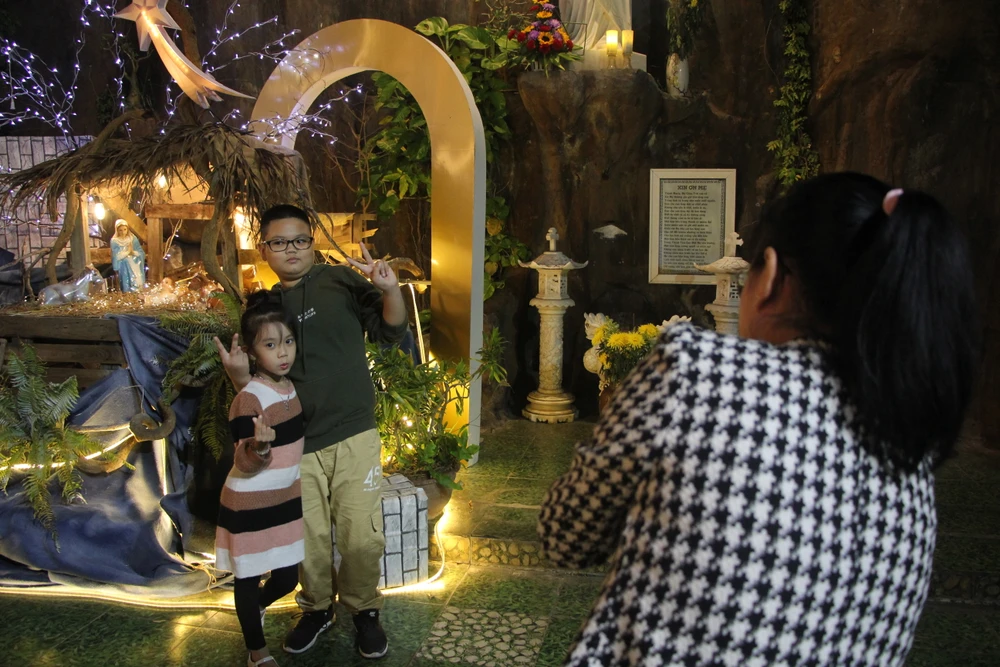 Người dân đổ về các nhà thờ để chụp ảnh, trải nghiệm đêm Giáng sinh.