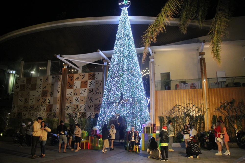 Hầu như tất cả các quán cà phê, trung tâm giải trí đều được trang trí rực rỡ.