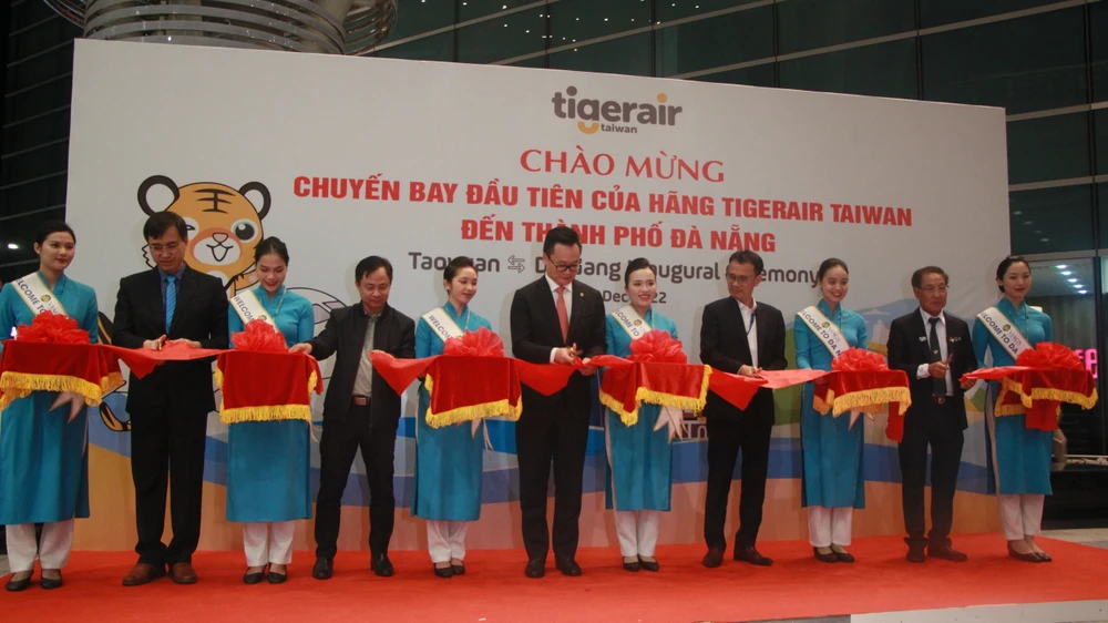 Cắt băng khai trương chuyến bay đầu tiên của hãng Tigerair Taiwan.Ảnh: NGÔ QUANG