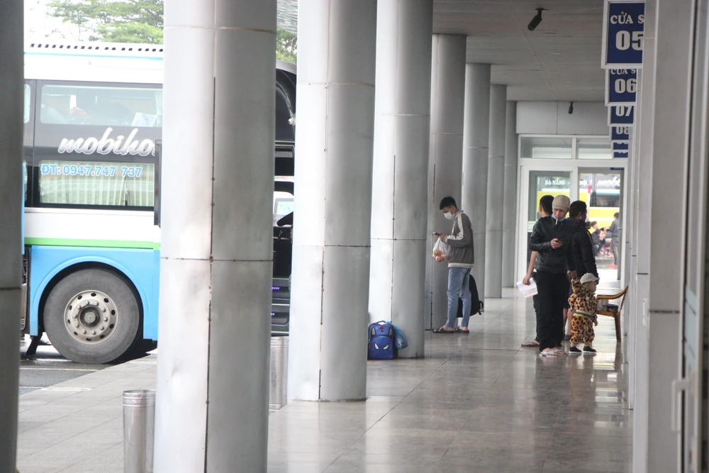 Còn tuyến đường gần thì lác đác khách đi về dịp Tết dương lịch.