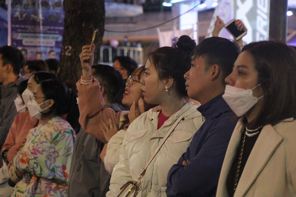 Các bạn trẻ cực kỳ thích thú với sự kiện đón chào năm mới lần này.