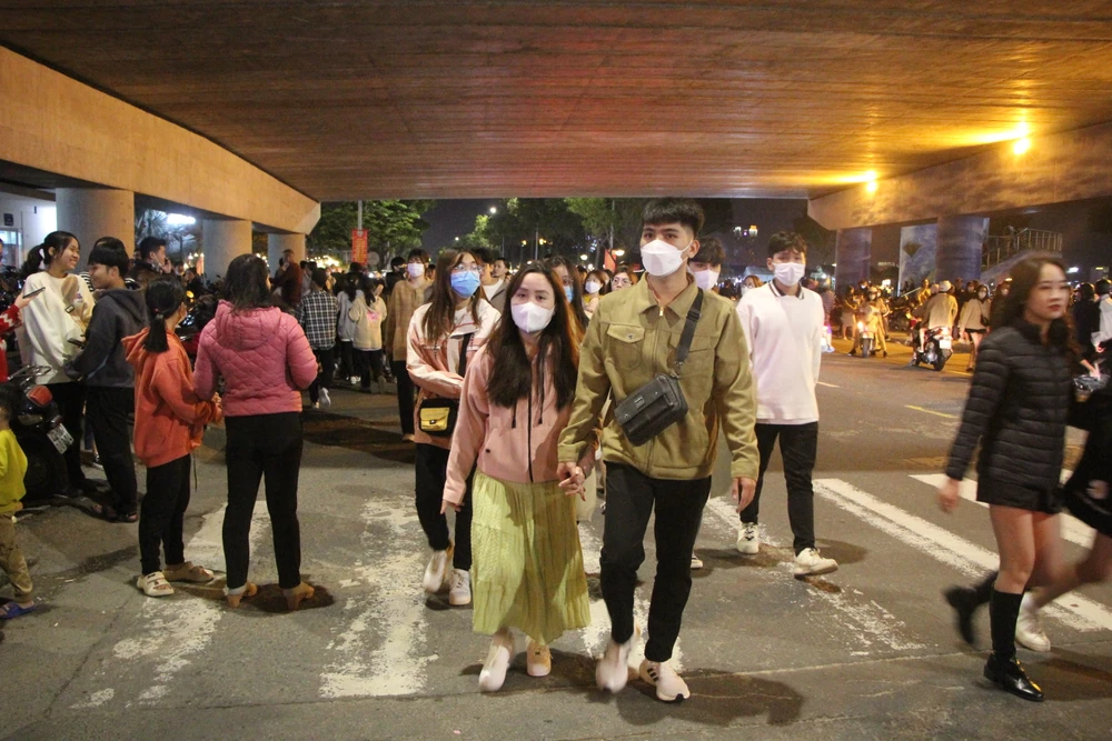 Dòng người liên tục đổ về các chương trình lễ hội đếm ngược.Ảnh: NGÔ QUANG