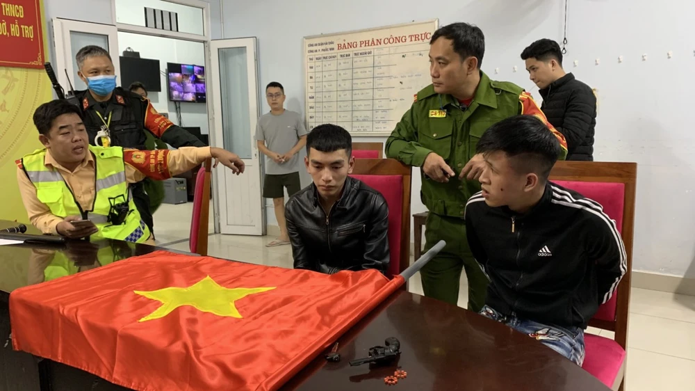 Huỳnh Văn Đôn và Đặng Hàn Quốc Việt tại trụ sở Công an phường Phước Ninh. Ảnh: CA