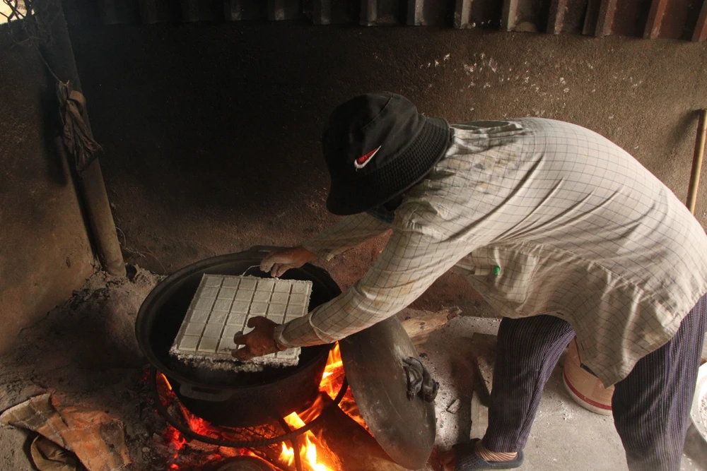 Công đoạn làm bánh khô mè ở thôn Quang Châu Đà Nẵng 