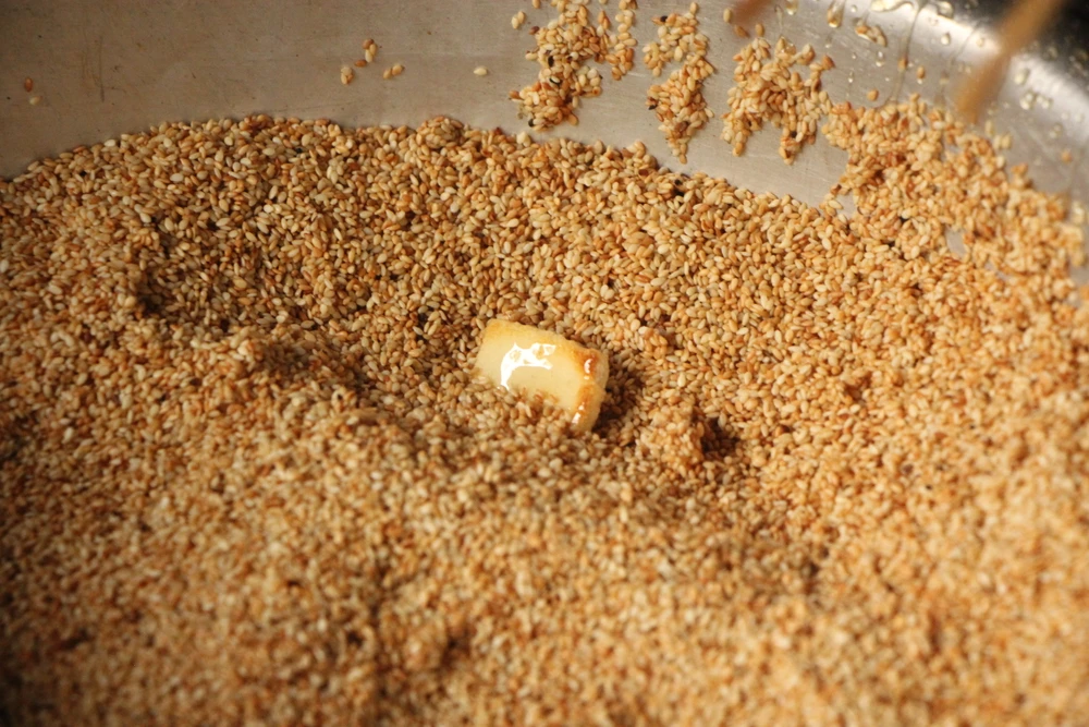 Nghề làm bánh khô mè dịp tết 