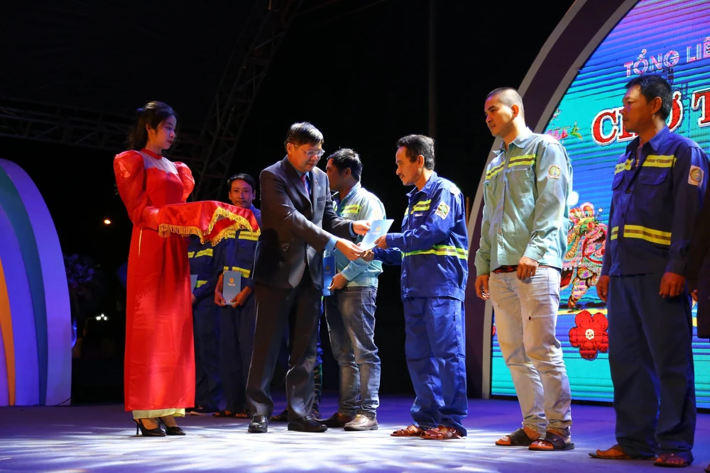 Phó Chủ tịch Tổng LĐLĐ Việt Nam Phan Văn Anh trao quà Tết cho đoàn viên, người lao động có hoàn cảnh khó khăn. Ảnh: QL Phó Chủ tịch Tổng LĐLĐ Việt Nam Phan Văn Anh trao quà Tết cho đoàn viên, người lao động có hoàn cảnh khó khăn. Ảnh: QL