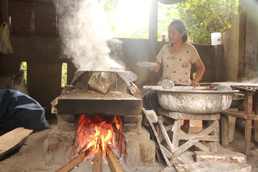 Những ngày cận Tết những gác bếp làng nghề bánh tráng Túy Loan luôn đỏ rực lửa.Ảnh: NGÔ QUANG