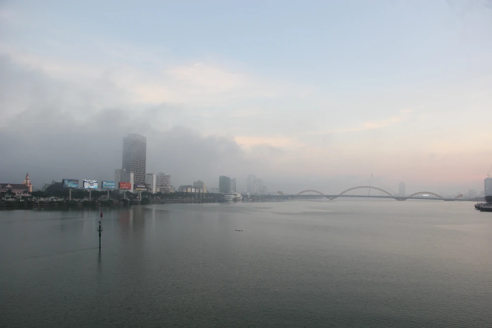 Khoảng 17 giờ, một phần phía đông TP Đà Nẵng đã được sương mù bao phủ. Ảnh: NGÔ QUANG Khoảng 17 giờ, một phần phía đông TP Đà Nẵng đã được sương mù bao phủ. Ảnh: NGÔ QUANG