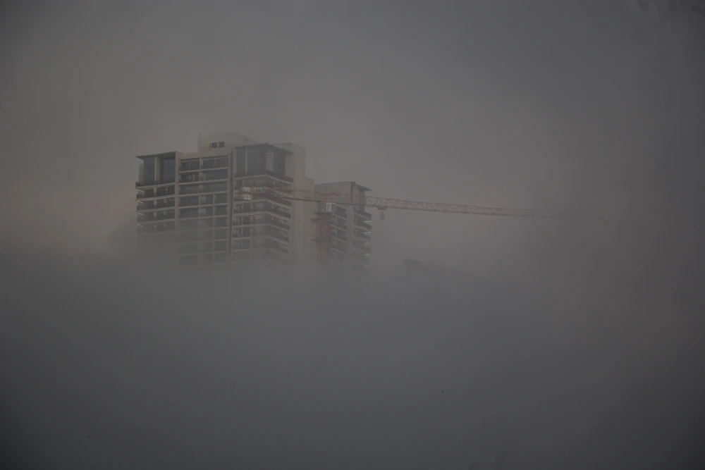 Sương mù phủ quanh ở phần dưới các toà nhà cao tầng. Ảnh: NGÔ QUANG Sương mù phủ quanh ở phần dưới các toà nhà cao tầng. Ảnh: NGÔ QUANG