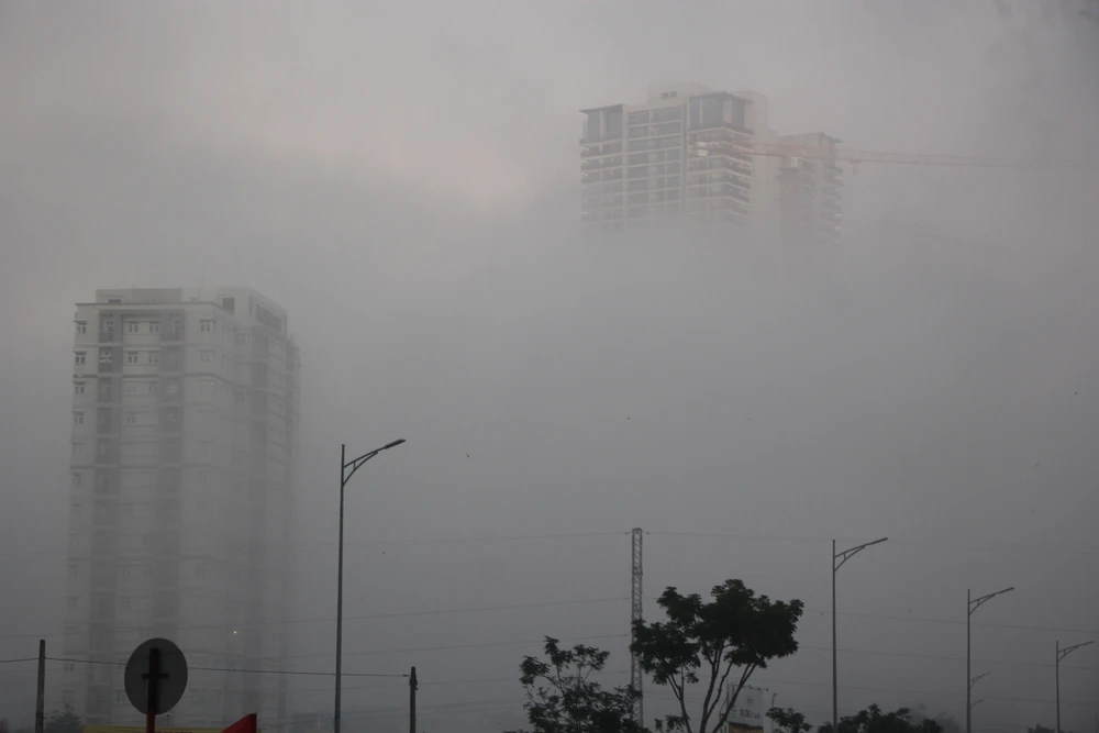 Các toà nhà cao tầng thoát ẩn, thoát hiện trong làn sương. Ảnh: NGÔ QUANG Các toà nhà cao tầng thoát ẩn, thoát hiện trong làn sương. Ảnh: NGÔ QUANG