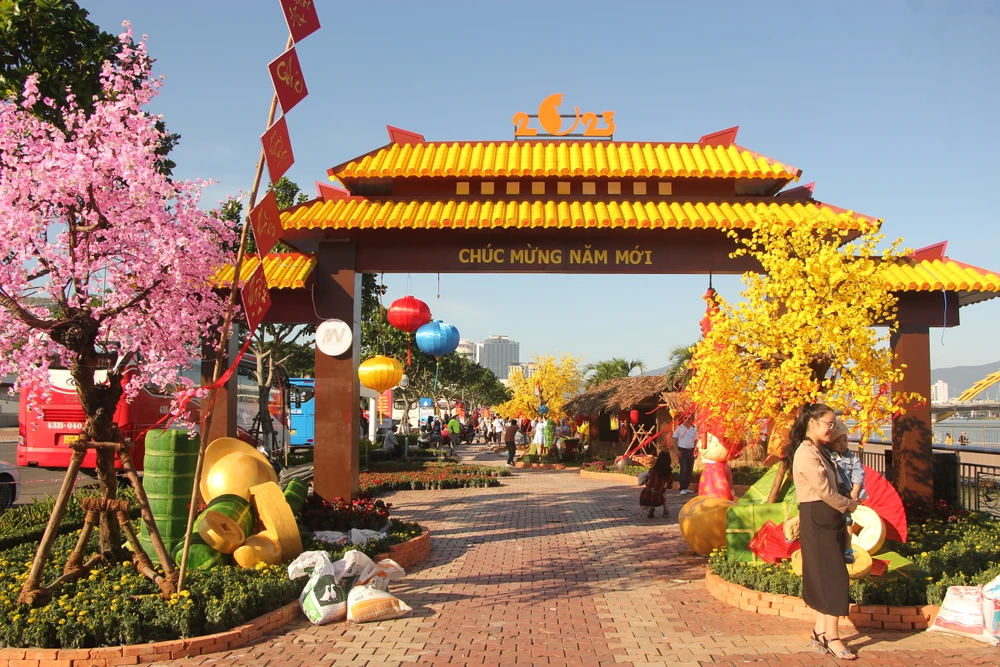 Hội mỹ thuật TP Đà Nẵng phối hợp với doanh nghiệp làm đường hoa xuân độc đáo tại công viên Apec. Ảnh: NGÔ QUANG