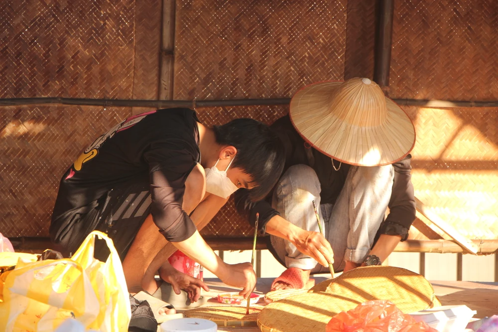 Các thành viên hội mỹ thuật đang phục dựng lại hình ảnh “Đà Nẵng xưa và nay”