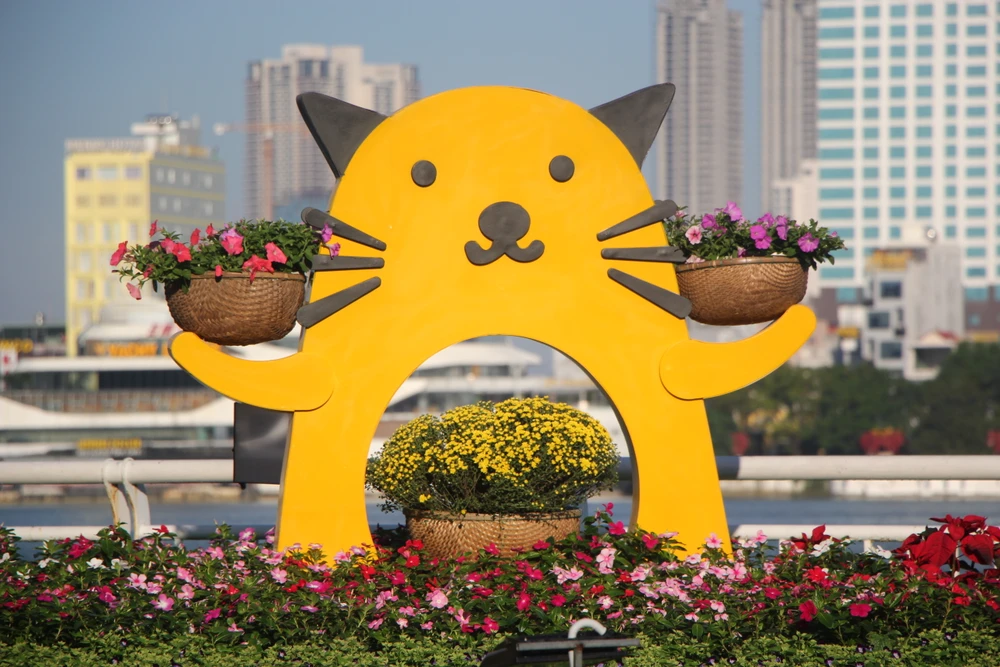 Linh vật được chế tạo bằng hộp mica kết hợp đèn led tạo hiệu ứng ánh sáng về đêm.