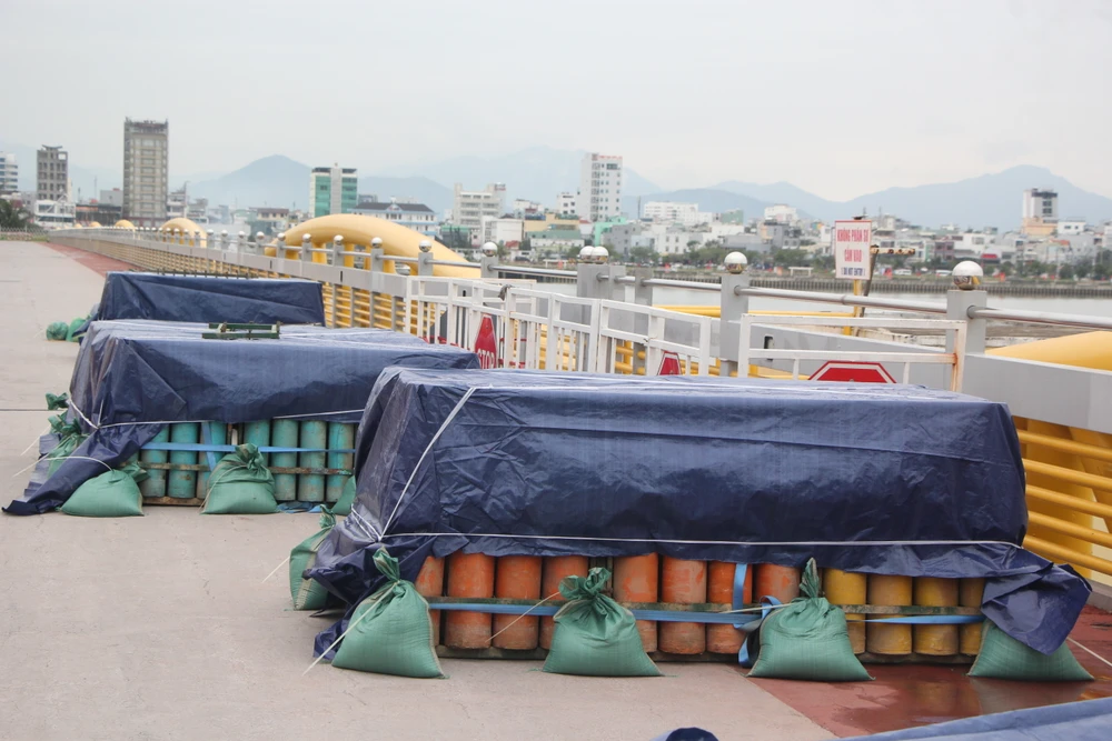 Các giàn pháo sau khi lắp xong sẽ được che lại để tránh mưa.