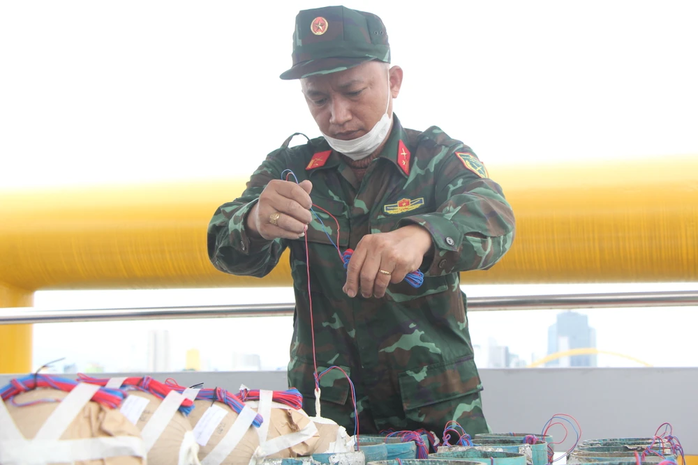 Bộ Chỉ huy Quân sự thành phố đã điều động tám cán bộ, chiến sĩ; năm kỹ thuật viên kết nối pháo tại địa điểm cầu Nguyễn Văn Trỗi.