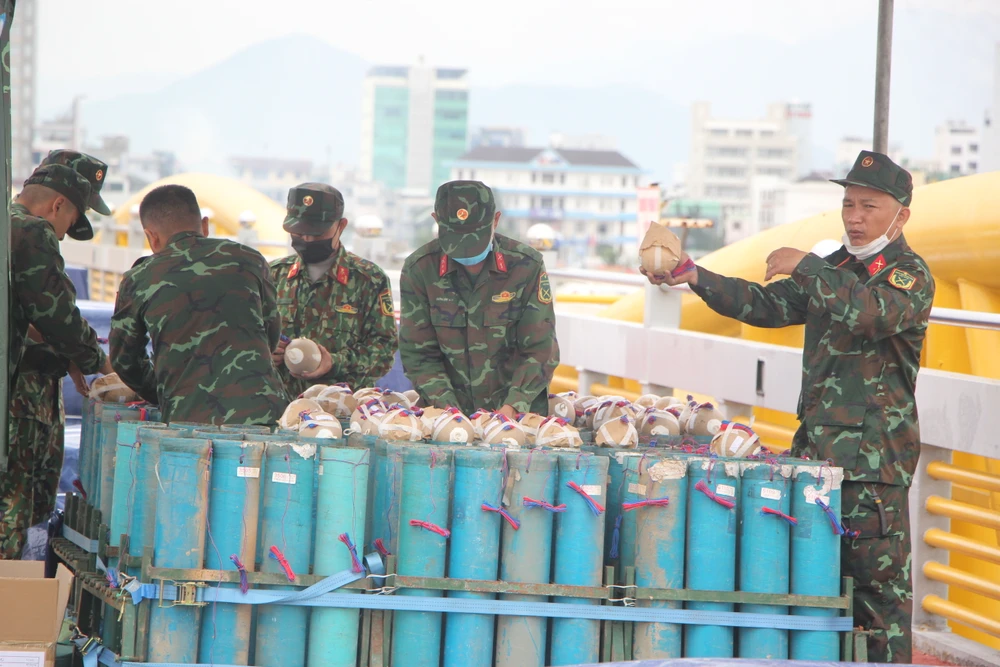 Các chiến sĩ Bộ chỉ huy quân sự thành phố đang đưa pháo tầm cao vào giàn. Ảnh: NGÔ QUANG