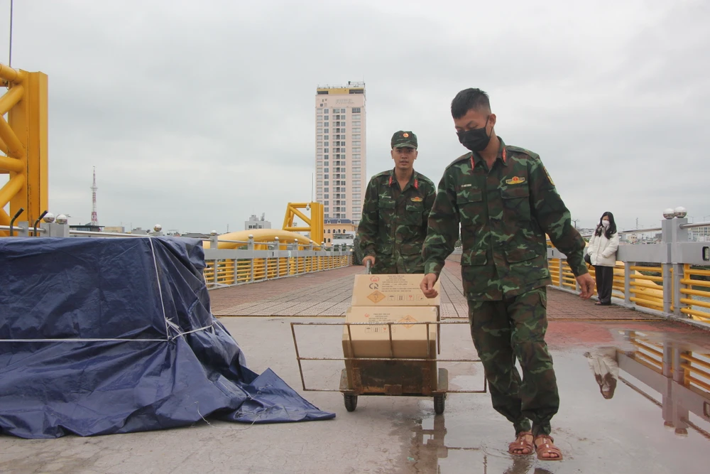 Các chiến sĩ đang vận chuyển pháo từ kho đến giàn pháo.