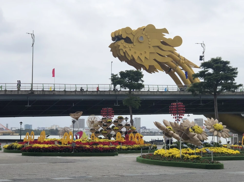 Và sau đó linh vật đã được tháo dỡ, thay thế bằng tiểu cảnh mới.Ảnh: NGÔ QUANG Và sau đó linh vật đã được tháo dỡ, thay thế bằng tiểu cảnh mới.Ảnh: NGÔ QUANG