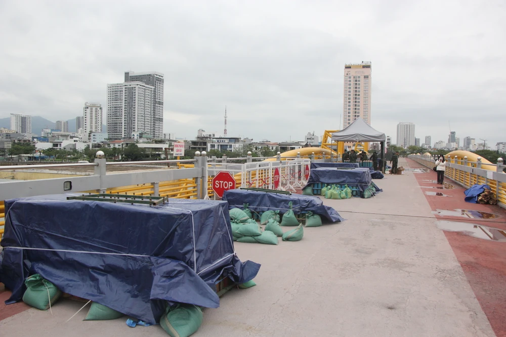 Trận địa pháo hoa Đà Nẵng trước giờ khai hỏa.