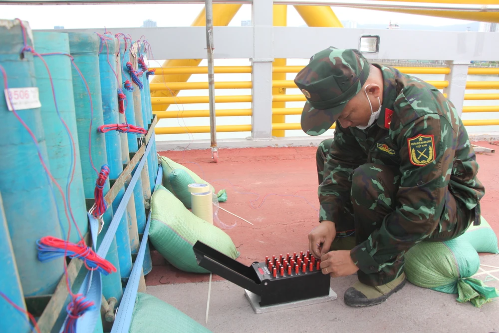 Lắp đặt kíp vào bộ phận dẫn điện.