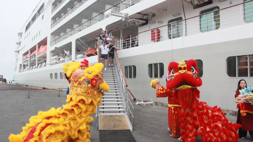 Du khách rất ấn tượng với màn chào đón. Ảnh: NGÔ QUANG