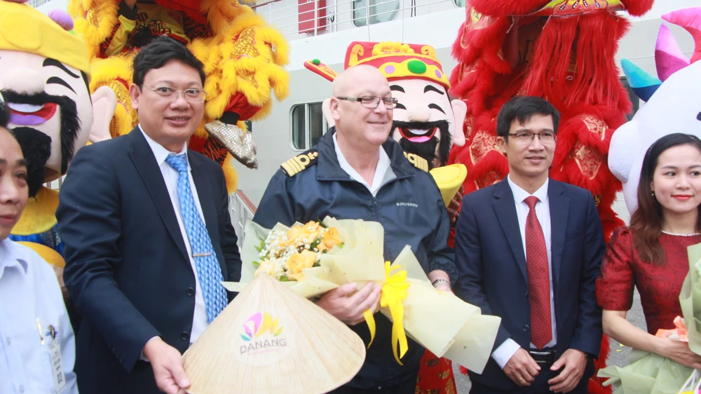 Tặng hoa và quà lưu niệm cho thuyền trưởng tàu.Ảnh: NGÔ QUANG