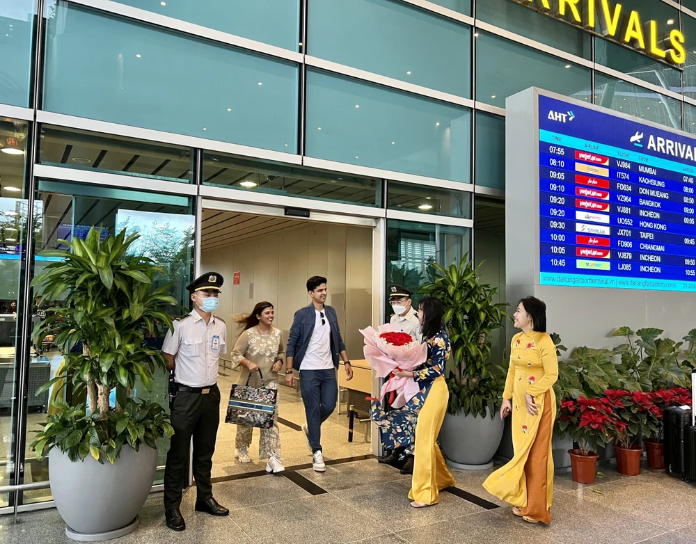 Cặp đôi Tuisha và Gaurav đã đáp xuống sân bay lúc 8 giờ sáng 24-1.Ảnh: NGÔ QUANG