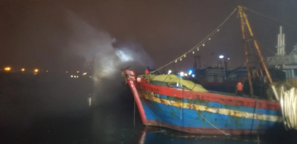 Các tàu bị cháy được lai dắt ra khu vực khác để dập lửa. Ảnh: NGÔ QUANG