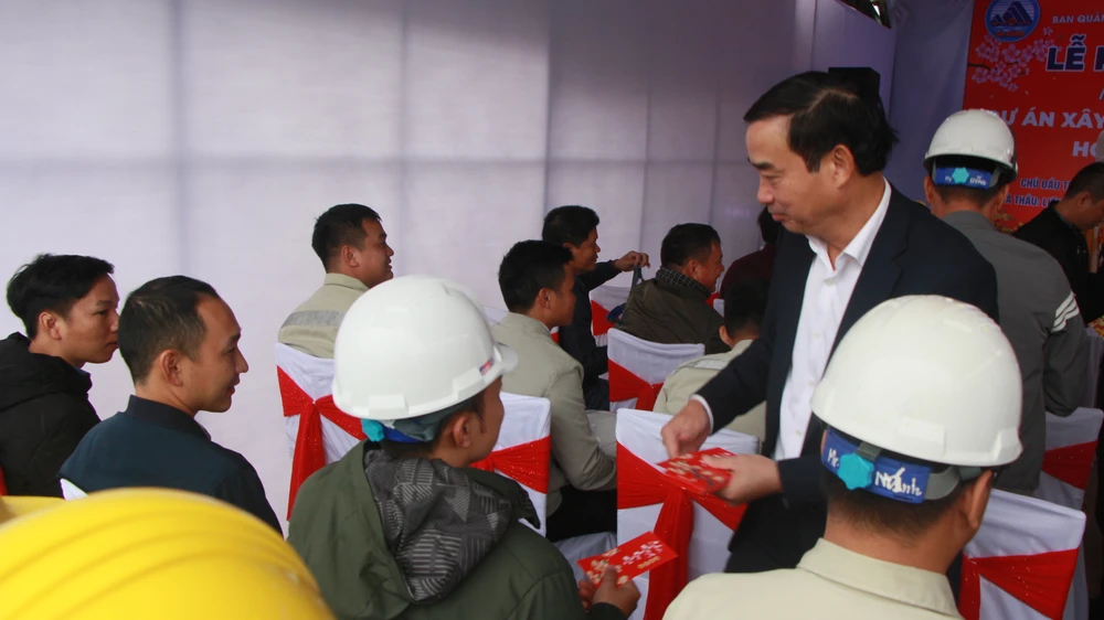 Chủ tịch UBND Lê Trung Chinh lì xì đầu năm các công nhân.Ảnh: NGÔ QUANG Chủ tịch UBND Lê Trung Chinh lì xì đầu năm các công nhân.Ảnh: NGÔ QUANG