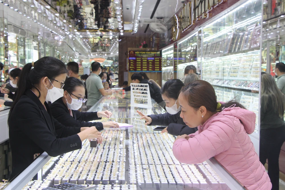 Tiệm vàng Tâm Thịnh Lợi nằm trên đường Bạch Đằng năm này ghi nhận lượng khách mua vàng cao hơn so với những năm dịch.Ảnh: NGÔ QUANG