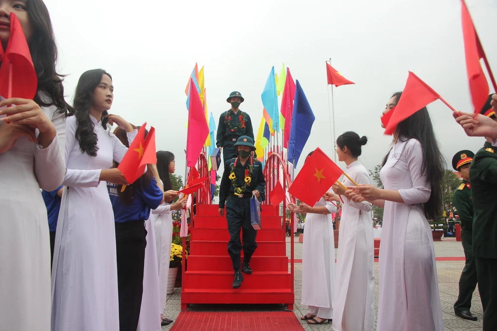 Các thanh niên nhập ngũ đi qua cầu Vinh Quang.Ảnh: NGÔ QUANG