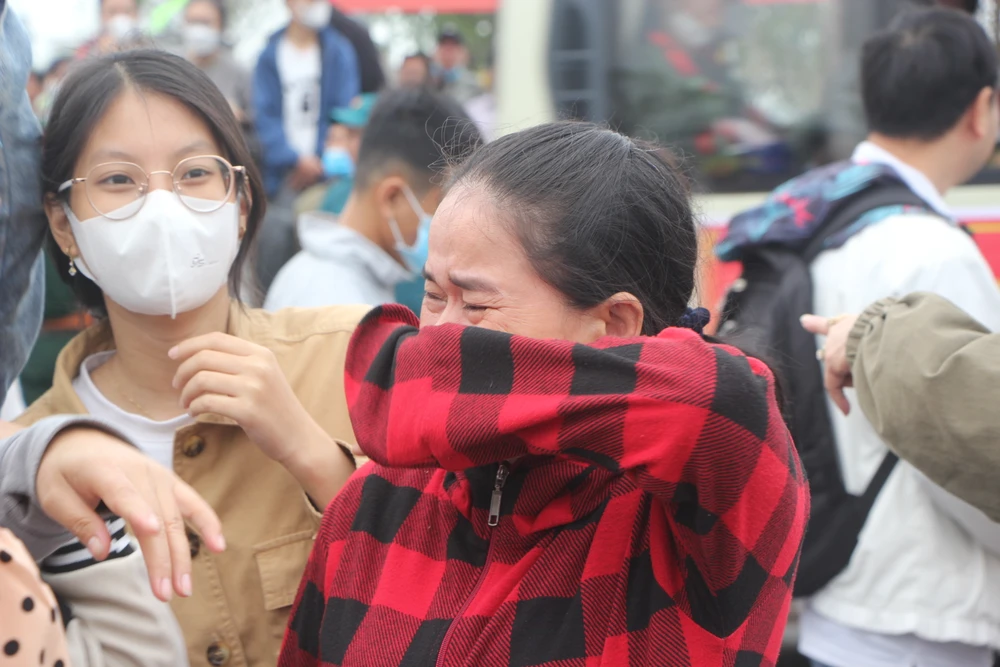 Cảm xúc của người thân khi tiễn con em lên đường nhập ngũ.Ảnh: NGÔ QUANG
