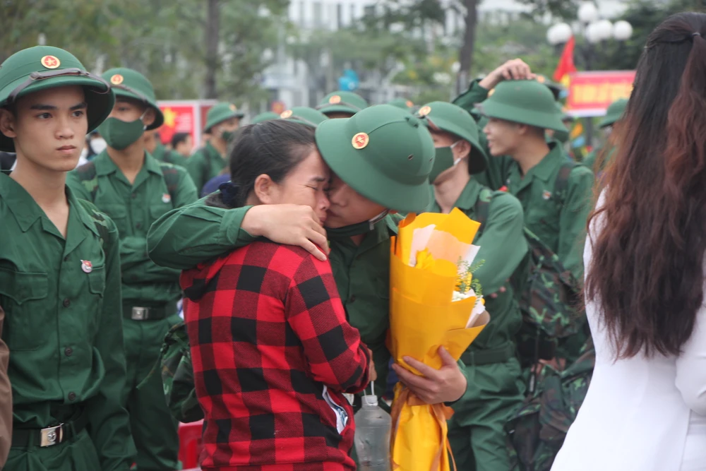 Tân binh ôm hôn mẹ trước khi lên đường.Ảnh: NGÔ QUANG