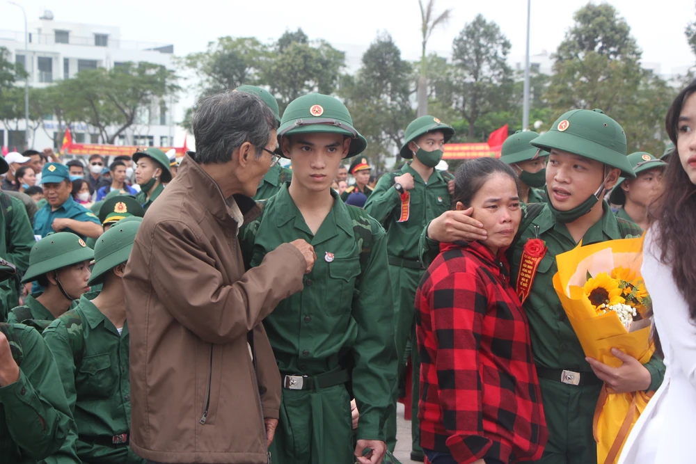 Cùng với yêu thương, tự hào là gửi gắm của người cha, người mẹ rằng con trai sẽ sớm trưởng thành và chững chạc hơn trong môi trường quân đội. Ảnh: NGÔ QUANG